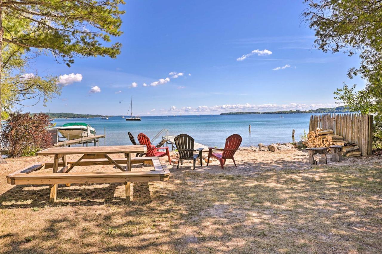 Quaint Studio With Shared Beach Walk To Suttons Bay Exterior foto